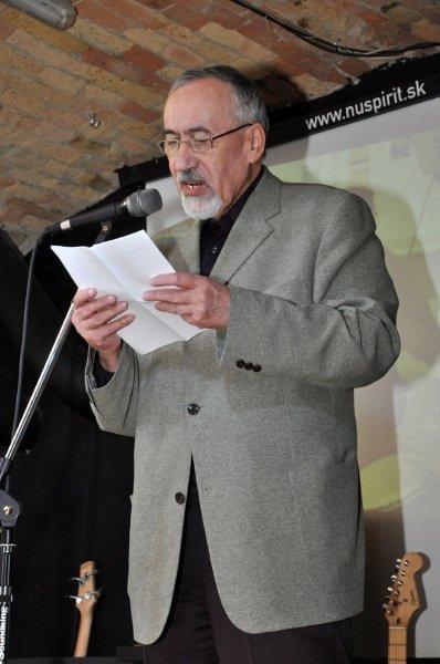 Stanislav Rakús číta z rukopisu na festivale Literárny cirkus NuSpirit\#1. Foto (c) Ferdinand Brezovský, 12.4.2010